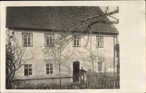 Foto Ak Dürrhennersdorf in der Oberlausitz, Mann vor einem Wohnhaus