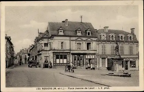 Ak Les Rosiers sur Loire Maine et Loire, Place Jeanne de Laval