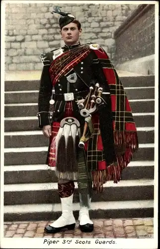 Ak Piper 3rd Scots Guards, schottischer Soldat in Tracht mit Dudelsack