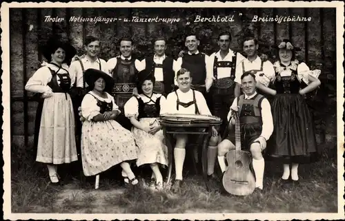 Foto Ak Tiroler Nationalsänger und Tänzertruppe Berchtold, Volkstrachten, Gitarre