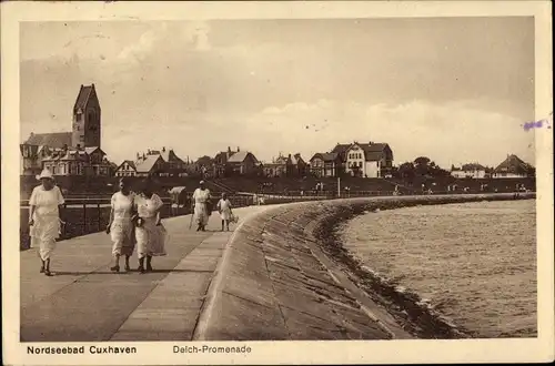 Ak Cuxhaven, Spaziergänger auf der Deichpromenade, Kirche, Häuser