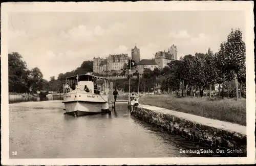 Ak Bernburg an der Saale, Schloss, Ausflugsboot auf der Saale