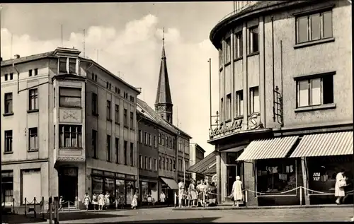 Ak Apolda in Thüringen; Bahnhofstraße, Lebensmittelgeschäft, Passanten