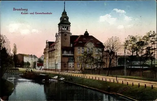 Ak Bydgoszcz Bromberg Westpreußen, Kunst und Gewerbeschule, Uferpartie, Binnenschiff