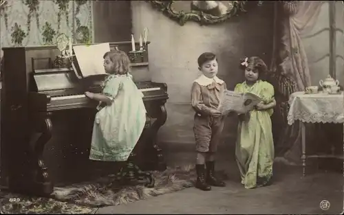 Ak Mädchen am Klavier, singende Kinder