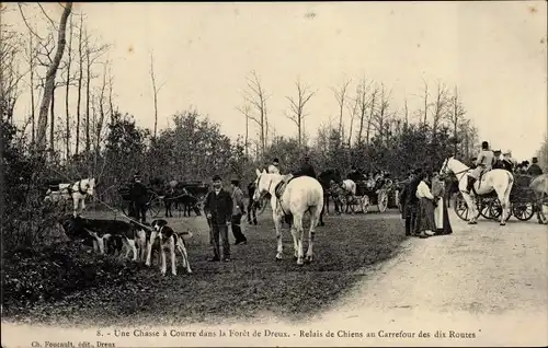 Ak Dreux Eure et Loir, Une Chasse a Courre dans la Foret, relais de chiens