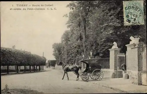 Ak Tigery Essonne, Route de Corbeil et entree du Petit Chateau