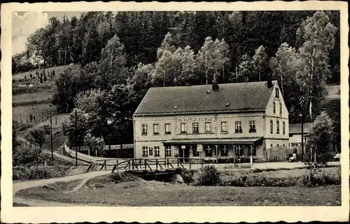 Ak Neuhausen im Erzgebirge, Gasthof Deutsches Haus, Brücke, Eingang, Waldpartie