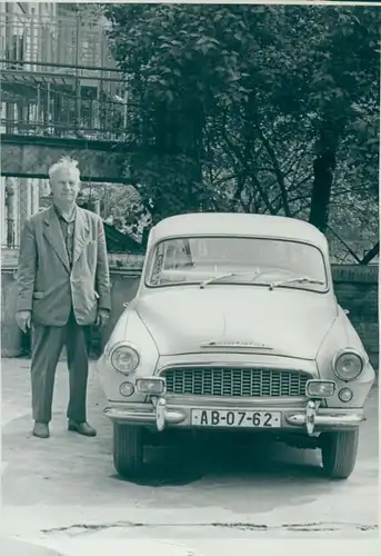Foto Ak Mann mit einem Automobil, Standportrait, KFZ Kennz. AB 07 62