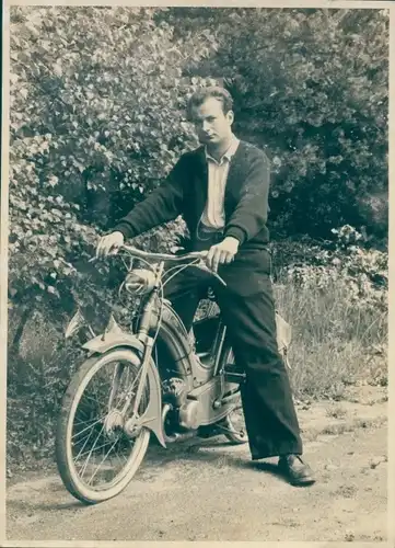 Foto Mann auf einem Moped, Portrait, Alfons Draack, Heine Photo, Hamburg