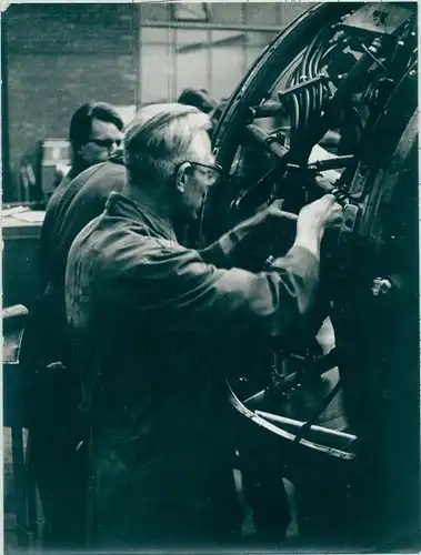 Foto Arbeiter an einer Maschine
