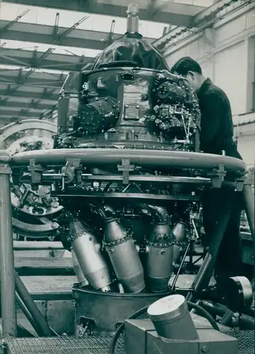 Foto Mann arbeitet an einem Flugzeugteil