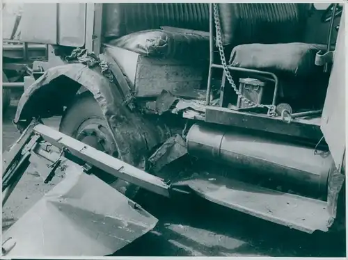 Foto Ak Teilansicht eines zerstörten Automobils, LKW, Presse Photo Carl Schütze, Hamburg