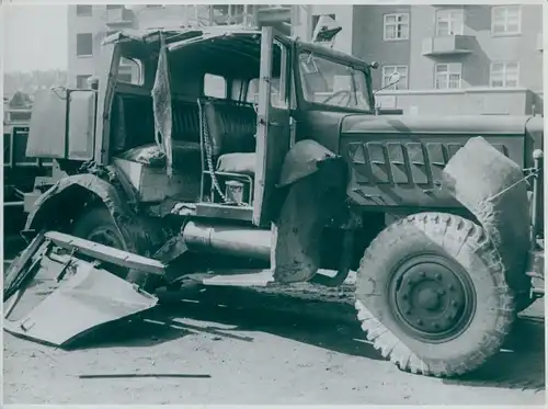 Foto Ak Teilansicht eines zerstörten Automobils, LKW, Presse Photo Carl Schütze, Hamburg