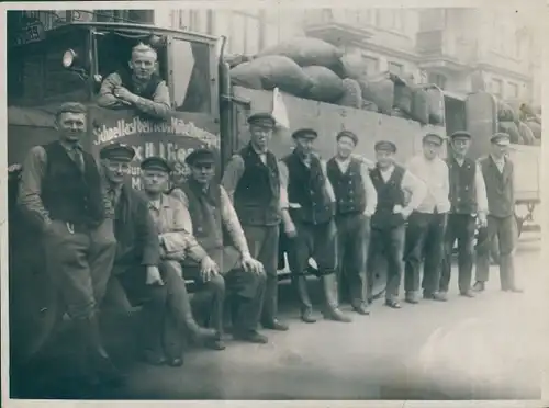 Foto Männer vor einem Umzugslaster, Möbeltransport