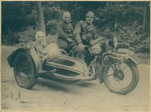 Foto Familie auf einem NSU Motorrad mit Beiwagen, KFZ Kennz. IP 50449