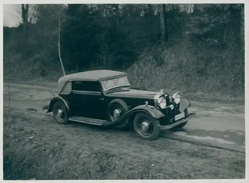 Foto Automobil mit geschlossenem Verdeck auf einer Straße, Carl Gerg Gewers, Hamburg