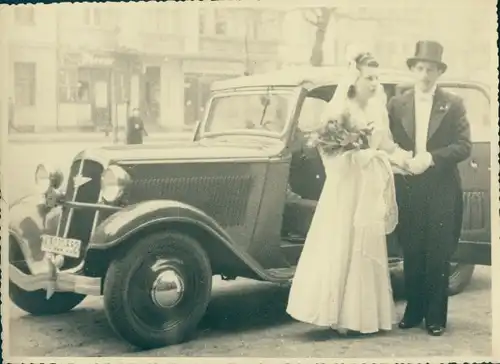 Foto Hochzeitspaar vor einem Automobil