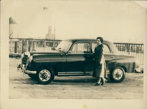 Foto Frau in langem Mantel vor einem Automobil, Mercedes