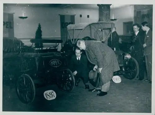 Foto Automobile in einer Halle, Opel, Männer