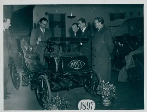 Foto Automobile in einer Halle, Opel, Ausstellung, Patentmotorwagen System Lutzmann