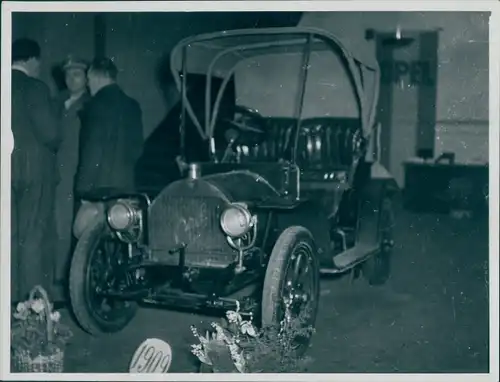 Foto Automobil in einer Halle, Opel 4/8 PS, Ausstellung, Doktorwagen