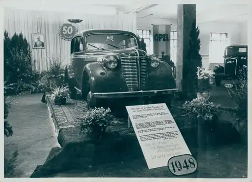Foto Automobile in einer Halle, Opel Kadett, Ausstellung, Ernst Dello & Co., Hamburg