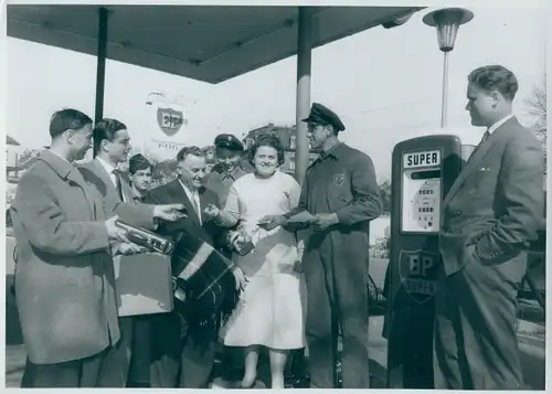Foto Personen an einer BP Tankstelle, Tankwart, Zapfsäule