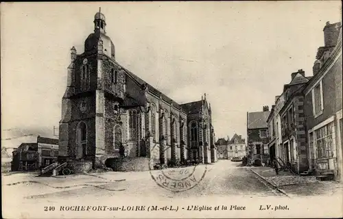 Ak Rochefort sur Loire Maine et Loire, L'Eglise et la Place
