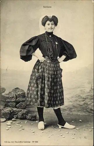 Ak Les Sables d'Olonne Vendée, Sablaise, Frau in Tracht