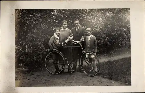 Foto Ak Familienbild, Eltern und Kinder, Fahrrad, Gruppenbild