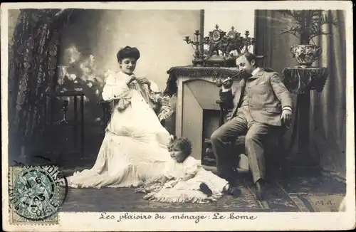 Ak Familienbild, Eltern mit kleiner Tochter, Eheleben, Rauchender Mann