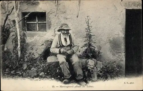 Ak Montagnard pilant du Tabac, Alterer Mann am seinem Haus, Tabak, Zigarette