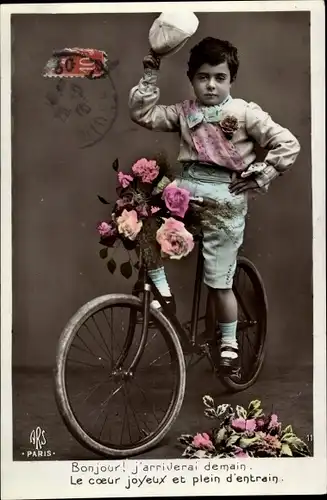 Ak Kleiner Junge fährt Rad, Le coeur joyeux et plein d'entrain, Blumenstrauß