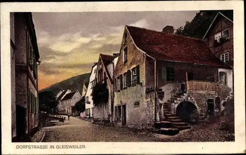 Ak Gleisweiler im Kreis Südliche Weinstraße, Blick in eine Dorfstraße, Stadtansicht