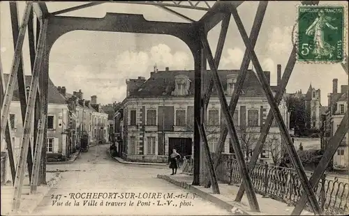 Ak Rochefort sur Loire Maine et Loire, Vue de la Ville a travers le Pont