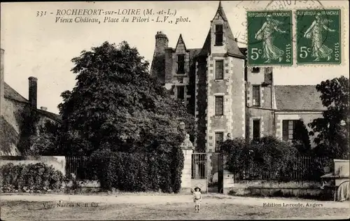 Ak Rochefort sur Loire Maine et Loire, Vieux Chateau, Place du Pilori