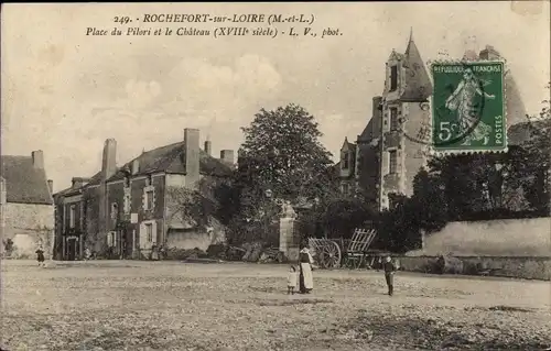 Ak Rochefort sur Loire Maine et Loire, Vieux Chateau, Place du Pilori