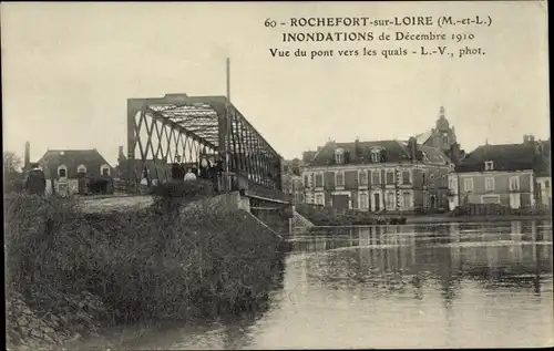 Ak Rochefort sur Loire Maine et Loire, Inondations 1910, Vue du pont vers les quais