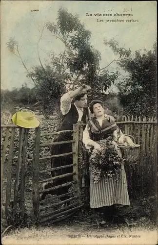 Ak La vie aux champs, Les premieres cerises, Paar in Trachten
