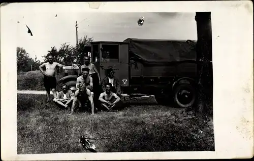 Foto Ak LKW, Städt. Elektrizitätswerk, Mitarbeiter, Oberkörperfrei, Gruppenbild