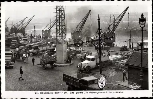 Ak Boulogne sur Mer Pas de Calais, Les Quais, debarquement du poisson