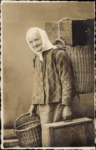 Foto Ak Colditz in Sachsen, Colditzer Botenfrau, 80 Jahre alt, 1926