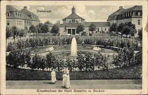 Ak Berlin Neukölln Buckow, Krankenhaus, Gartenpartie, Badehaus