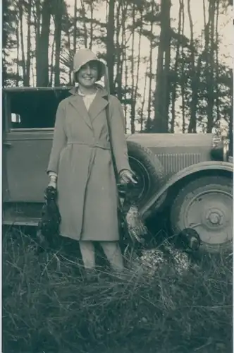 Foto Ak Frau mit erlegten Fasanen vor einem Automobil, Jagdhund