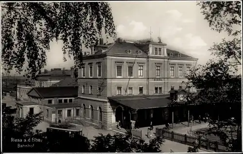 Ak Riesa an der Elbe Sachsen, Bahnhof, Straßenseite, Straßenbahn