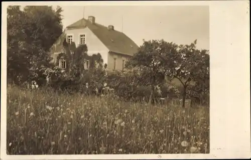 Foto Ak Ebersbach Neugersdorf in der Oberlausitz, Blick zu einem Wohnhaus