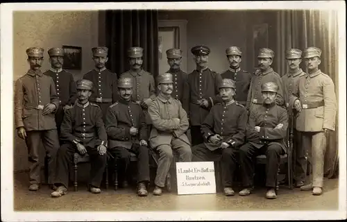 Foto Ak Bautzen in der Lausitz, I. Landsturm 4. Ersatz Battl., Soldaten in Uniformen