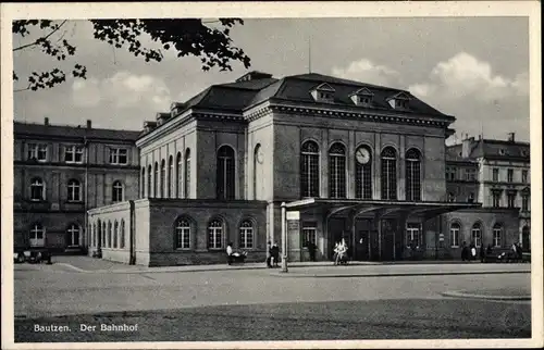 Ak Bautzen in der Lausitz, Bahnhof, Straßenseite