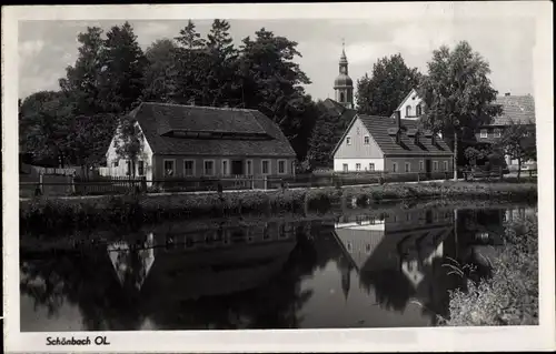 Foto Ak Schönbach in der Oberlausitz, Teichpartie mit Hausansichten und Kirche